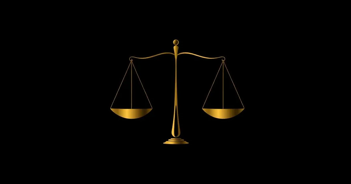 Ilustração escura minimalista de balança dourada representando decisão entre agência e freelancer